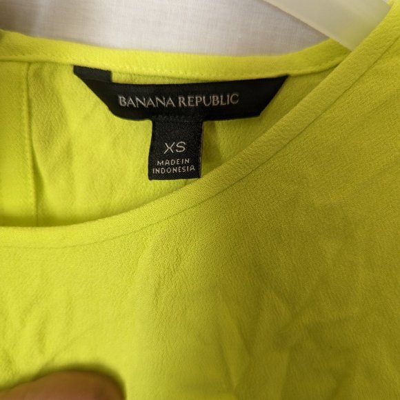 Banana Republic Buttoned Back Cropped Top, SZ: XS, COLOR: Yellowish Green - Picture 3 of 3